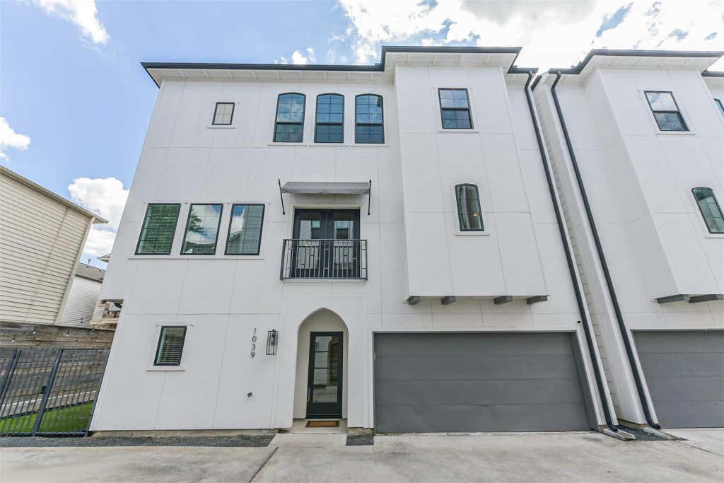 Photo of 1039 W 24th Street, Houston, TX 77008 (MLS # 11202734)