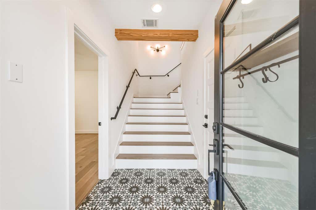 Photo of 1039 W 24th Street, Houston, TX 77008 (MLS # 11202734)