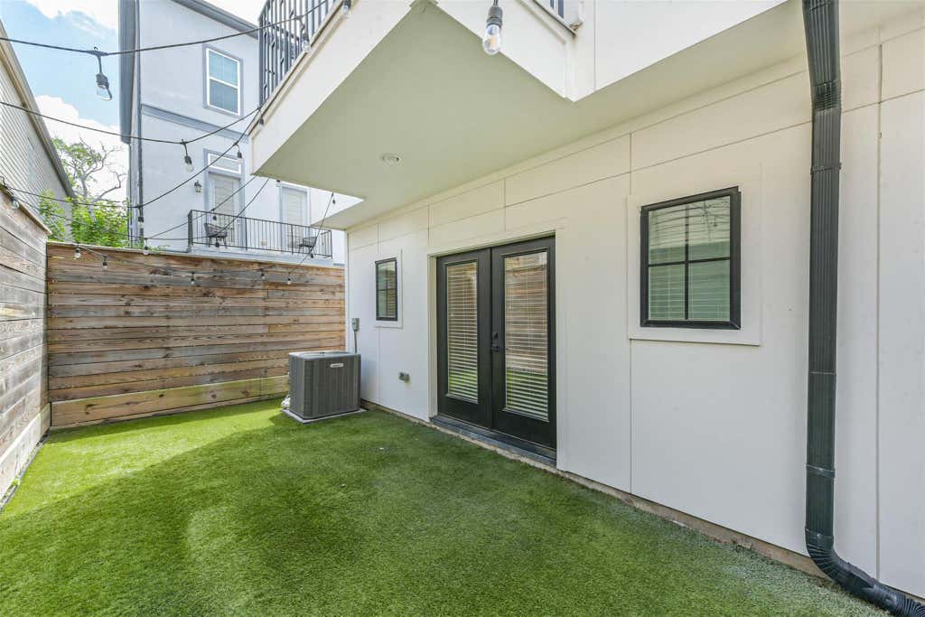 Photo of 1039 W 24th Street, Houston, TX 77008 (MLS # 11202734)