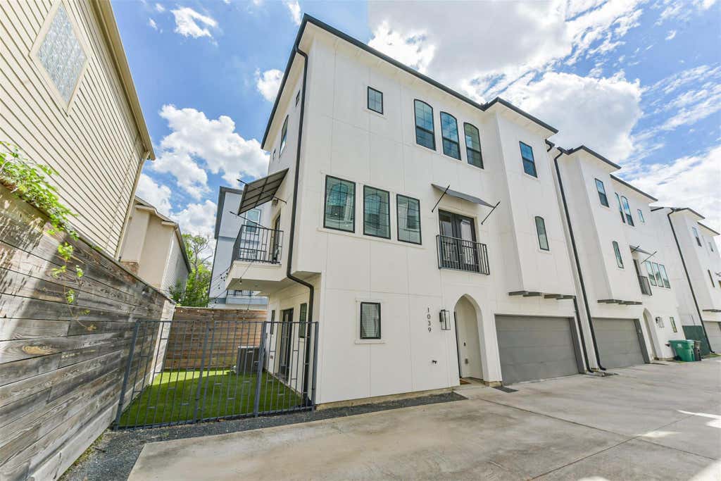 Photo of 1039 W 24th Street, Houston, TX 77008 (MLS # 11202734)