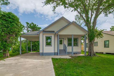 Photo of 1909 Oregon Street, Baytown, TX 77520 (MLS # 86593465)