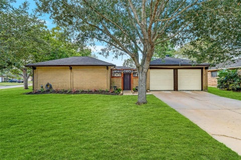 Photo of 419 Broadmoor Street, Friendswood, TX 77546 (MLS # 68301389)