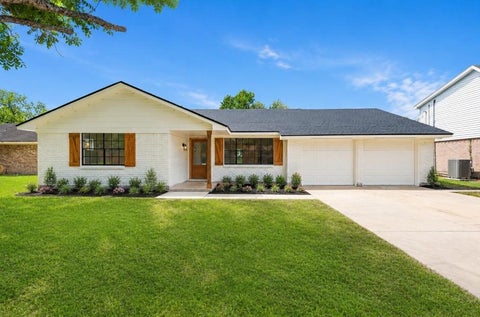 Photo of 104 Oriole Lane Ln, Angleton, TX 77515 (MLS # 80734075)