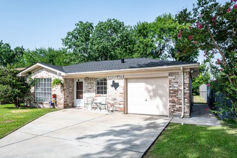 Photo of 322 S Carroll St, La Porte, TX 77571 (MLS # 25473290)