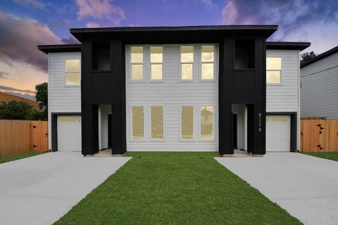 Photo of 8119 Sterlingshire Street #A/B, Houston, TX 77078 (MLS # 31491101)