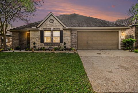Photo of 4710 Lake Rim Drive, Alvin, TX 77511 (MLS # 80771625)