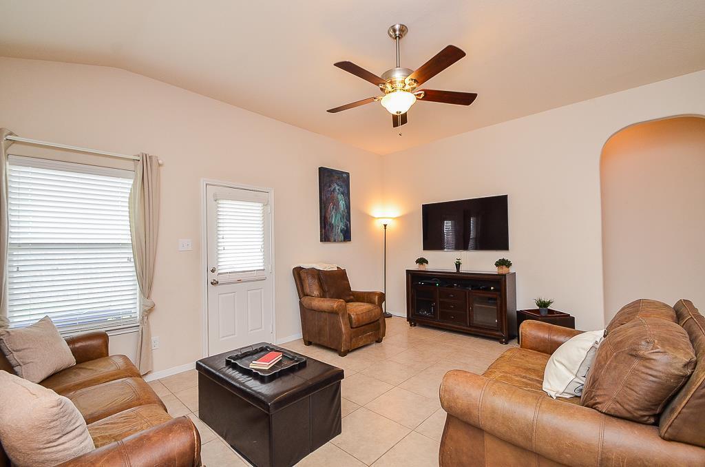 614 W Newport Bend