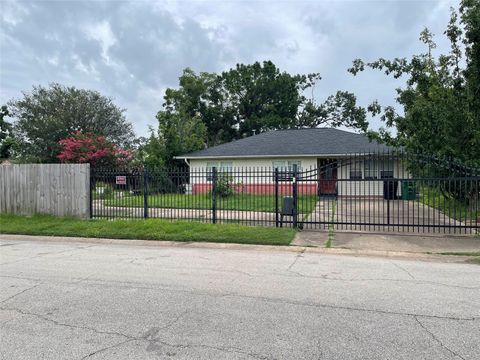 Photo of 7403 N Dearborn Street, Houston, TX 77055 (MLS # 64486004)