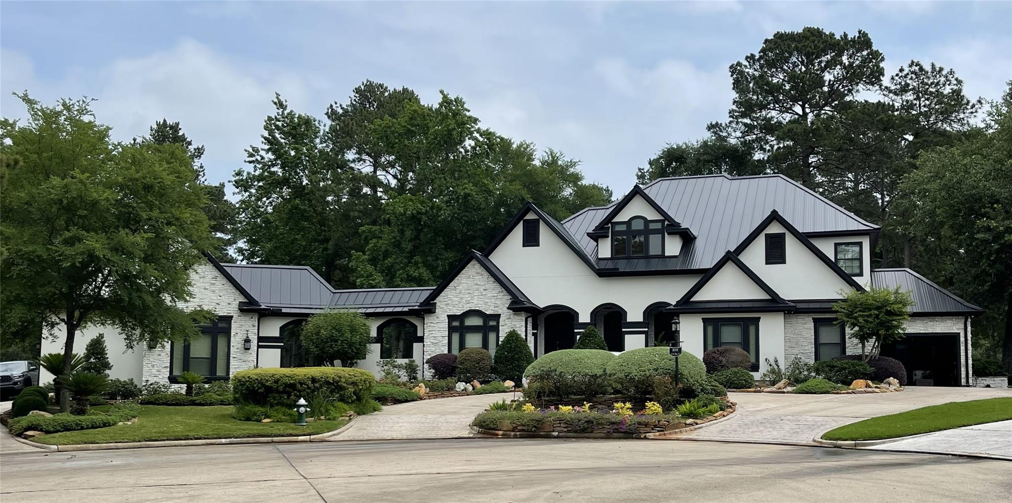2 W Oaks Court