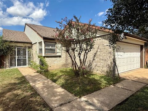 Photo of 13222 Pebblewalk Circle N, Houston, TX 77041 (MLS # 40591790)