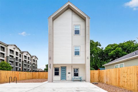 Photo of 307 Neyland Street, Houston, TX 77022 (MLS # 8672670)