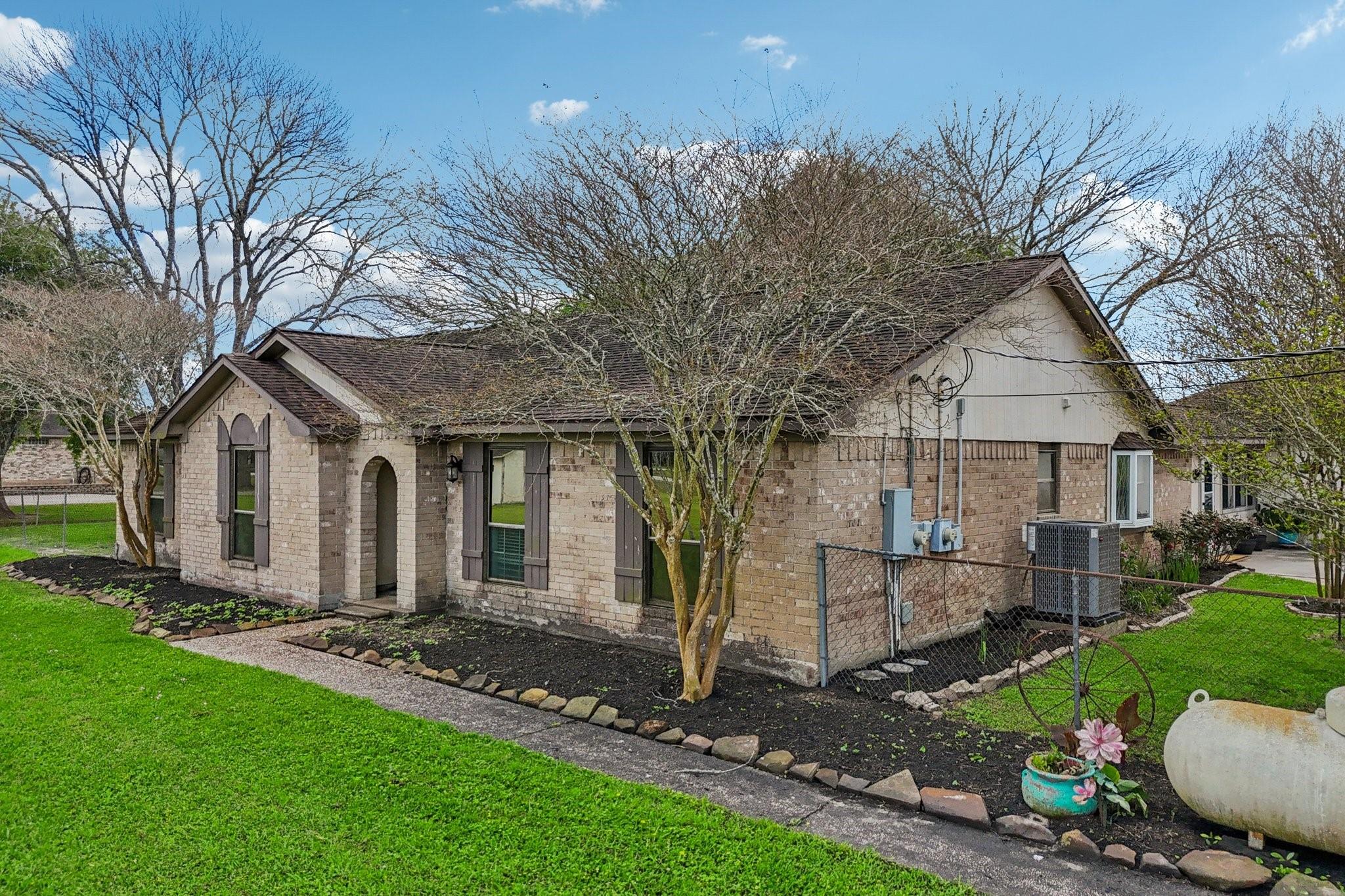 13917 Country Side Street