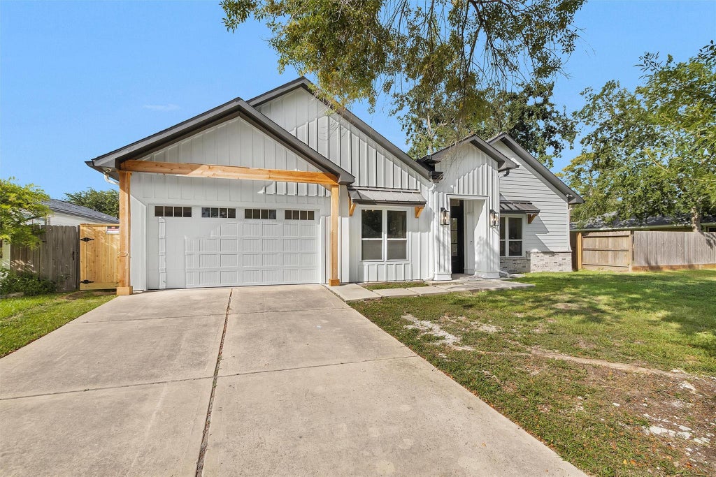 Photo of 1806 De Milo Drive, Houston, TX 77018 (MLS # 5510224)