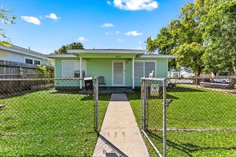 Photo of 4827 Avenue Q 1/2, Galveston, TX 77551 (MLS # 36738654)
