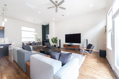 Photo of 1048 W 15th 1/2 Street, Houston, TX 77008 (MLS # 23411763)