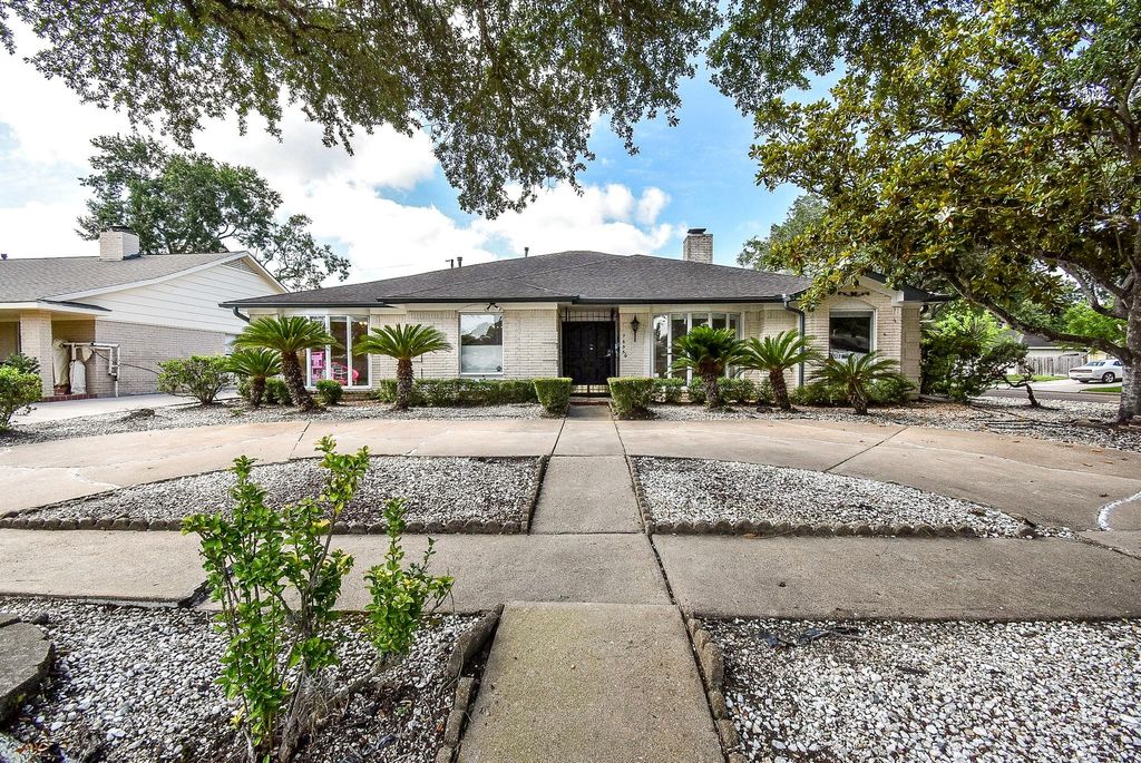 Photo of 7635 Braesdale Lane, Houston, TX 77071 (MLS # 50683902)