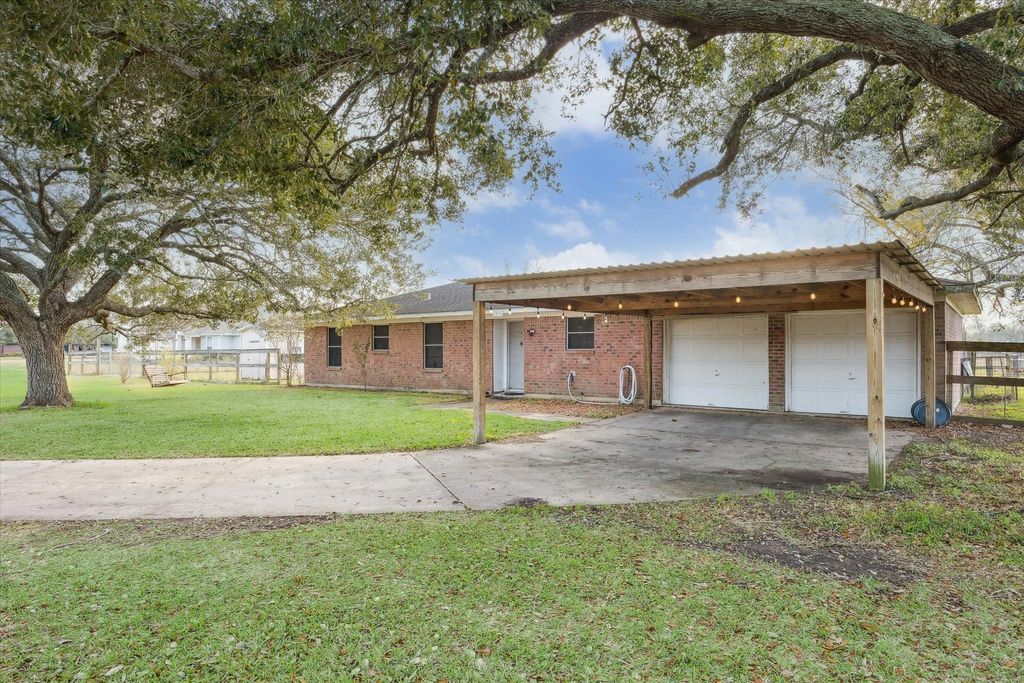 Photo of 7602 Highland Road, Santa Fe, TX 77517 (MLS # 40958826)