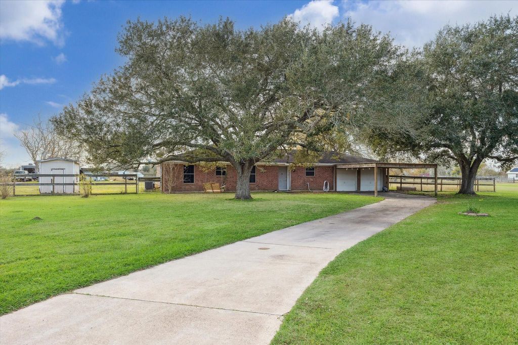 Photo of 7602 Highland Road, Santa Fe, TX 77517 (MLS # 40958826)