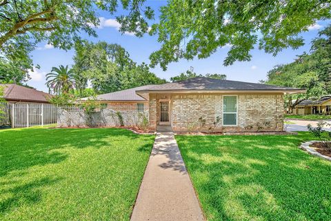 Photo of 112 Dogwood Street, Sugar Land, TX 77478 (MLS # 92746108) Photo of 112 Dogwood Street, Sugar Land, TX 77478 (MLS # 92746108)