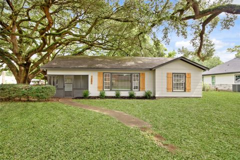 Photo of 1401 Cos Street, Liberty, TX 77575 (MLS # 42816270)