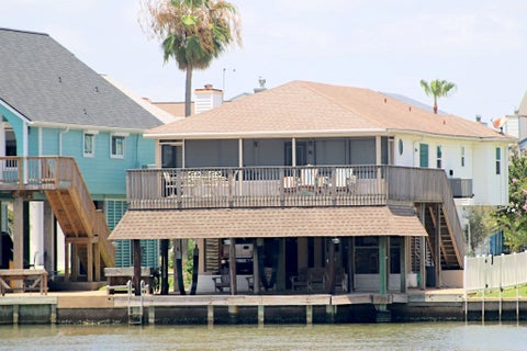 Photo of 238 Bamaku Bend, Tiki Island, TX 77554 (MLS # 84344769)