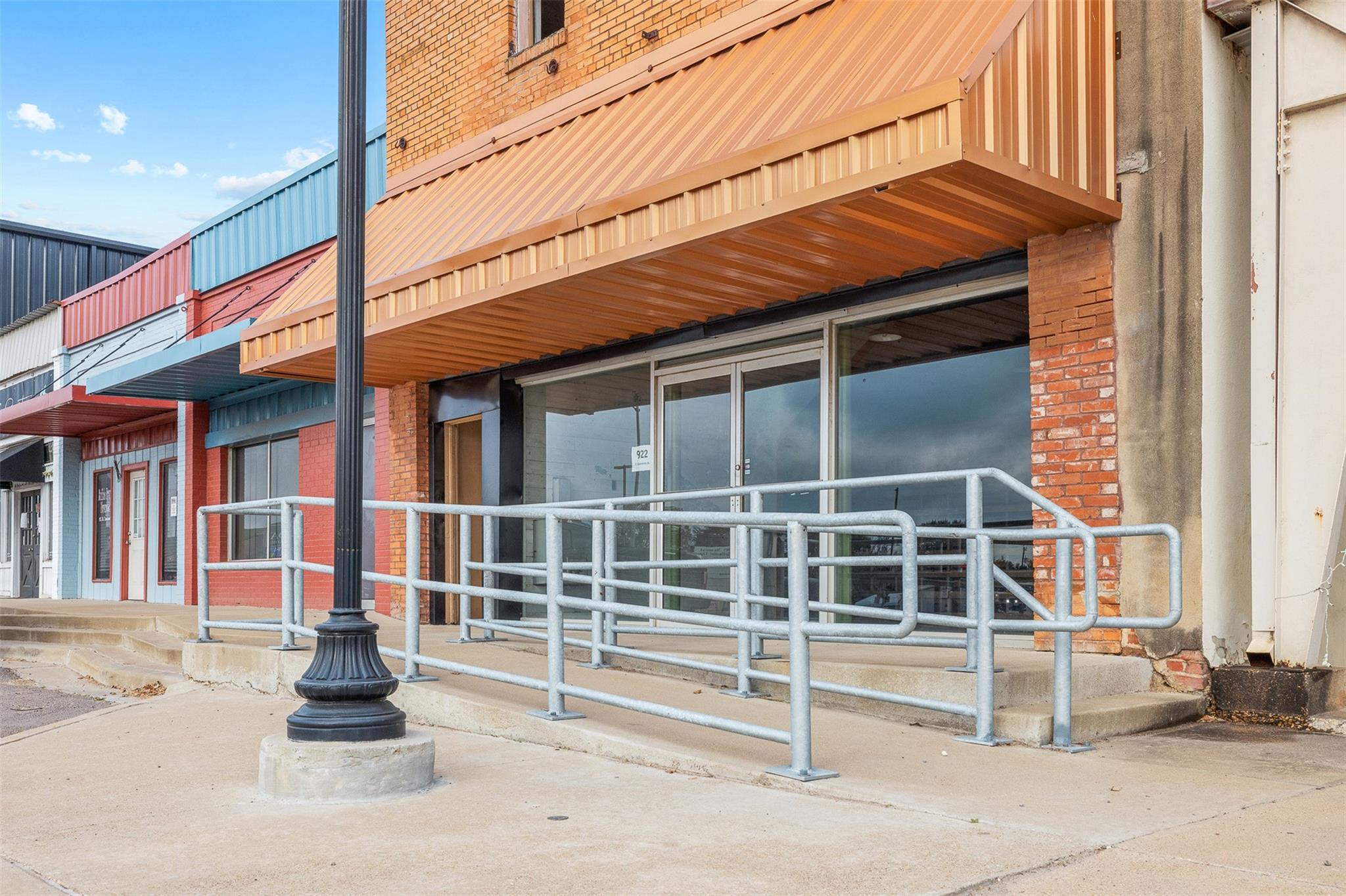 922 E Commerce Street