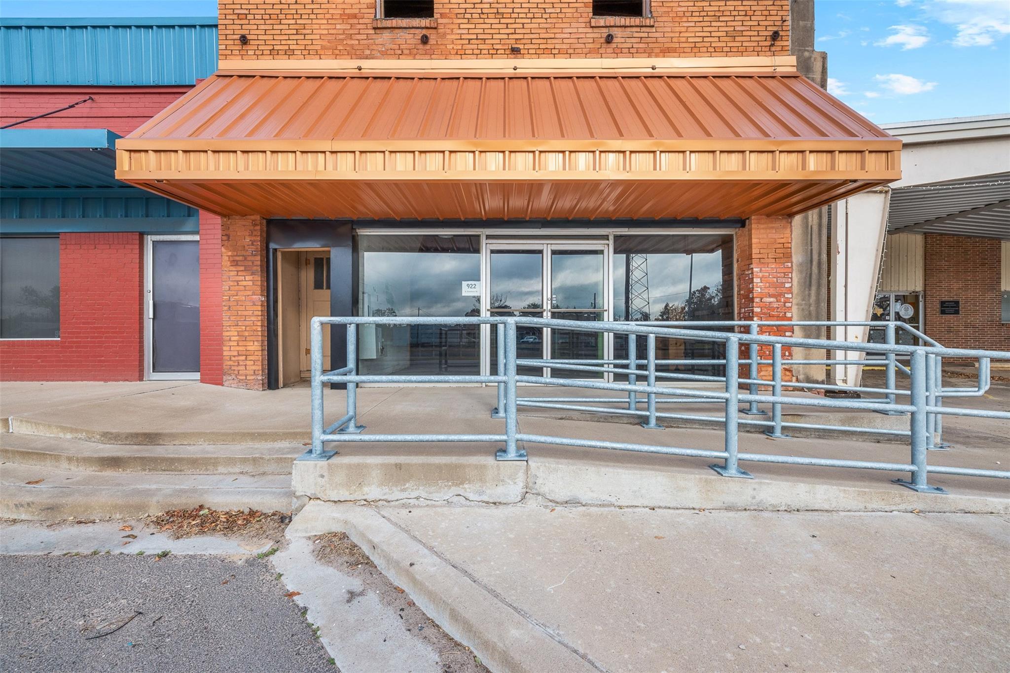 922 E Commerce Street