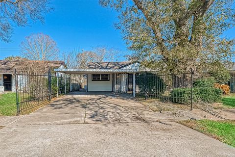 Photo of 4905 Brinkley Street, Houston, TX 77033 (MLS # 21085225)