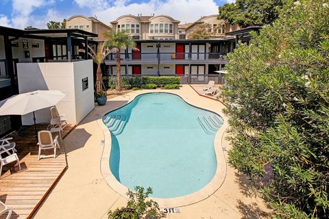 Photo of 1501 Hyde Park Boulevard #32, Houston, TX 77006 (MLS # 25762848)