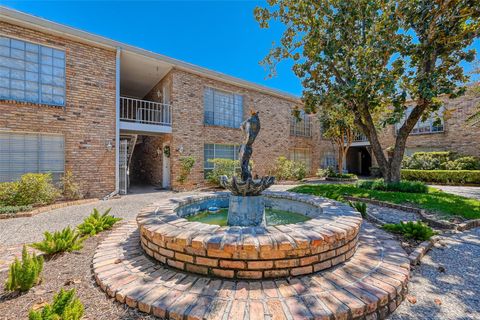 Photo of 2101 Fountain View Drive #4, Houston, TX 77057 (MLS # 90365408) Photo of 2101 Fountain View Drive #4, Houston, TX 77057 (MLS # 90365408)