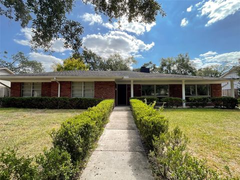 Photo of 5011 Imogene Street, Houston, TX 77096 (MLS # 66287764)