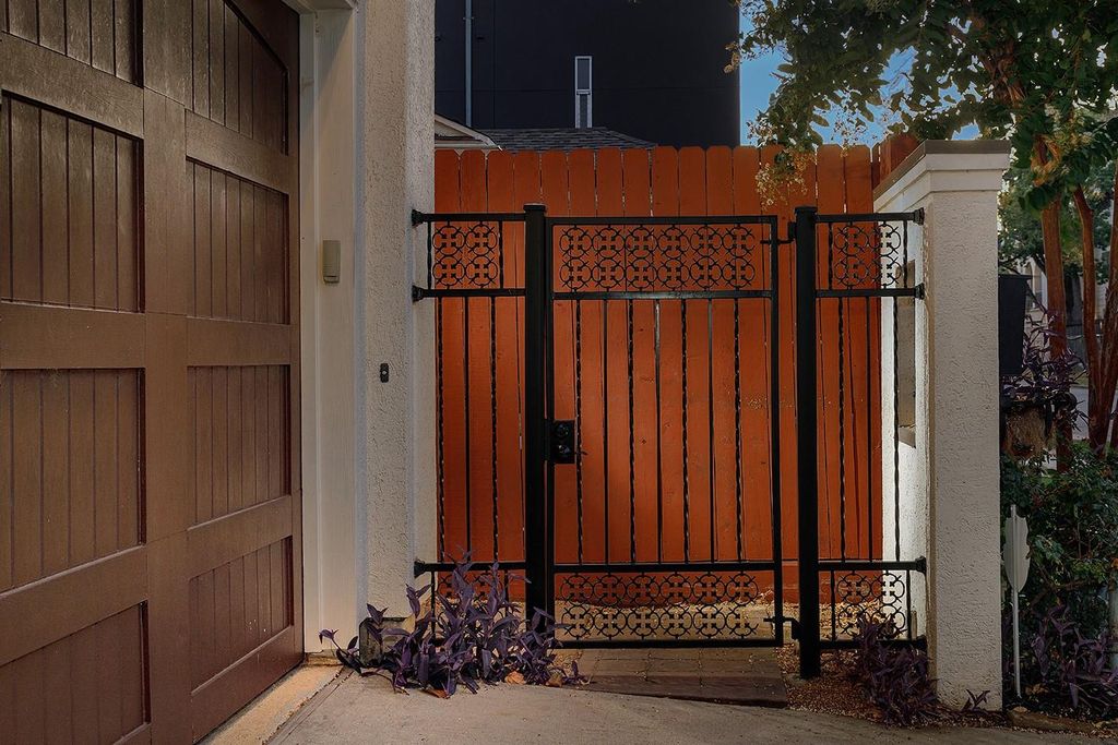 Photo of 1215 W Bell Street, Houston, TX 77019 (MLS # 7948398)