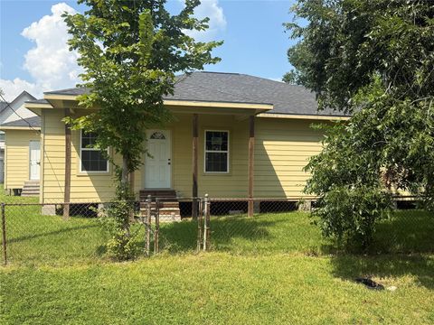 Photo of 8033 Kenton Street, Houston, TX 77028 (MLS # 29909110)