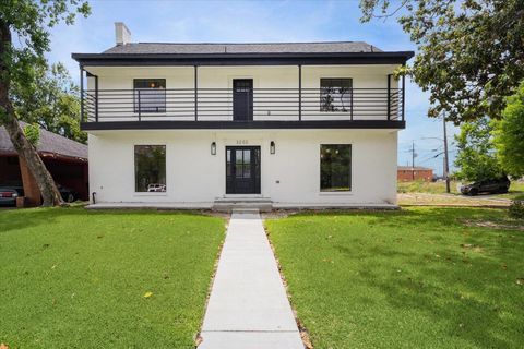 Photo of 3202 Parkwood Drive, Houston, TX 77021 (MLS # 71387585) Photo of 3202 Parkwood Drive, Houston, TX 77021 (MLS # 71387585)
