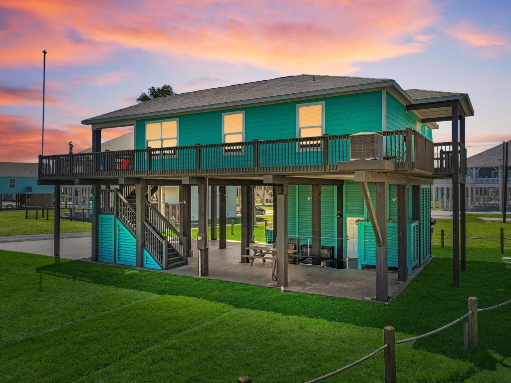 Photo of 931 S Gateway, Crystal Beach, TX 77650 (MLS # 64068074)