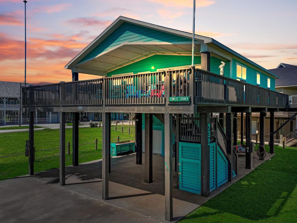 Photo of 931 S Gateway, Crystal Beach, TX 77650 (MLS # 64068074)