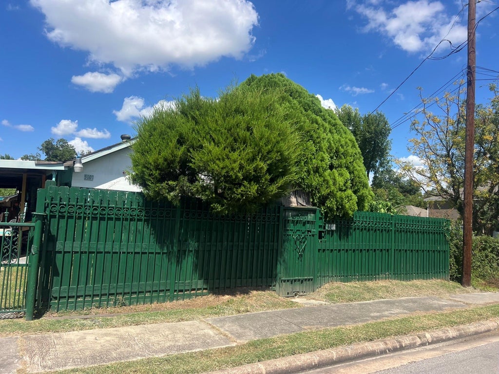 Photo of 5107 Evella Street, Houston, TX 77026 (MLS # 5894799)