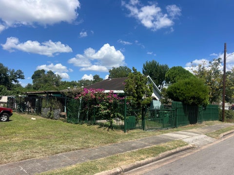 Photo of 5107 Evella Street, Houston, TX 77026 (MLS # 5894799)