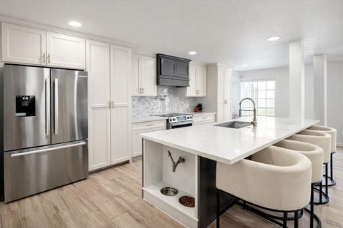 Photo of 361 N Post Oak Lane #145, Houston, TX 77024 (MLS # 44690252)