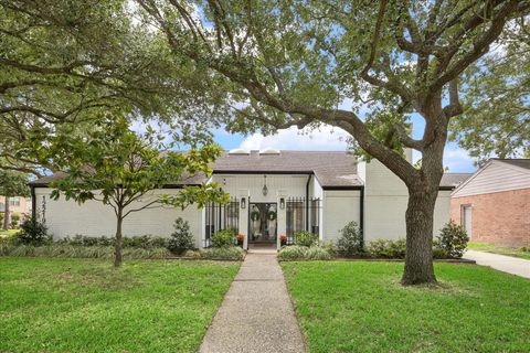 Photo of 12219 Rocky Knoll Drive, Houston, TX 77077 (MLS # 85932510)