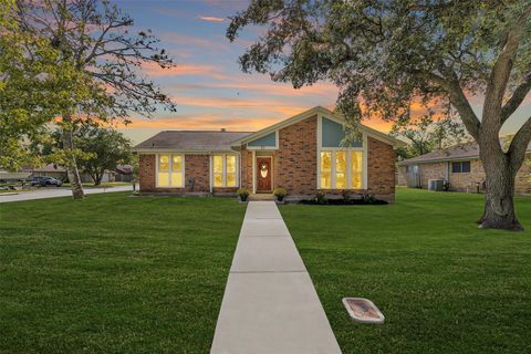 Photo of 51 Lotus Court, Lake Jackson, TX 77566 (MLS # 41388540)