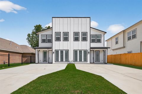 Photo of 5027 Willow Glen Drive #B, Houston, TX 77033 (MLS # 54916989)