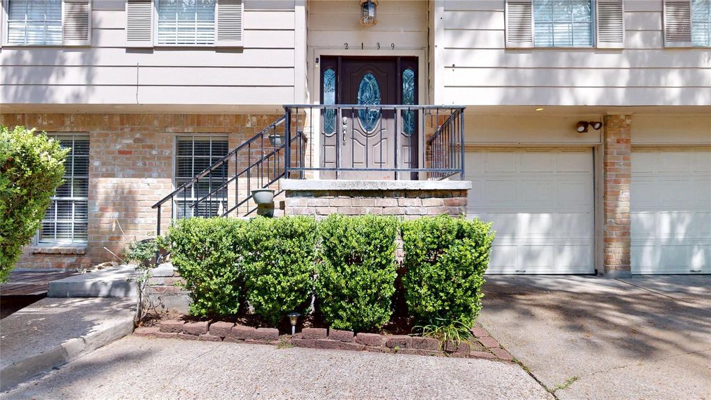 Photo of 2139 Middle Creek Drive, Houston, TX 77339 (MLS # 60283481)