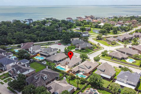 Photo of 925 Autumn Brook Street, Seabrook, TX 77586 (MLS # 54947177)