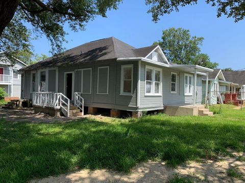 Photo of 1294 Cartwright Street, Beaumont, TX 77701 (MLS # 60007746)