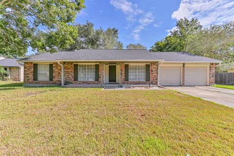 Homes For Sale - 1104 Lost River Drive<br/> Friendswood, TX 77546