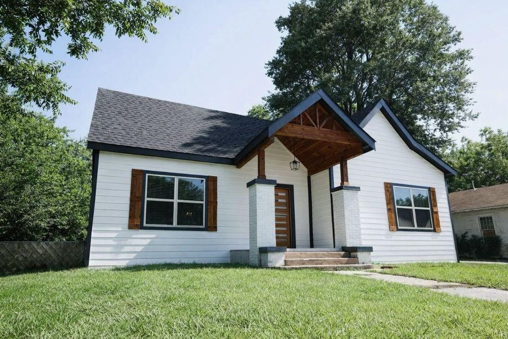 Photo of 617 E 9th Street, Bonham, TX 75418 (MLS # 56906207)