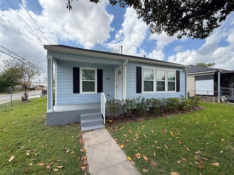 Photo of 1146 Majestic Street, Houston, TX 77020 (MLS # 74747469)
