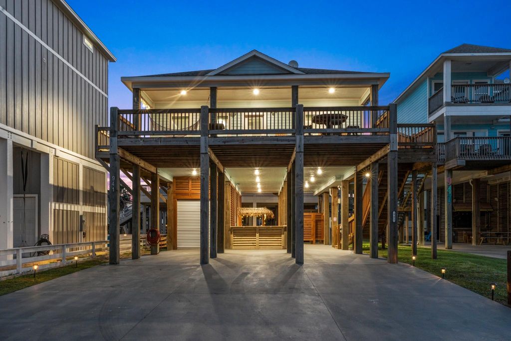 Photo of 941 S Gateway, Crystal Beach, TX 77650 (MLS # 20522245)