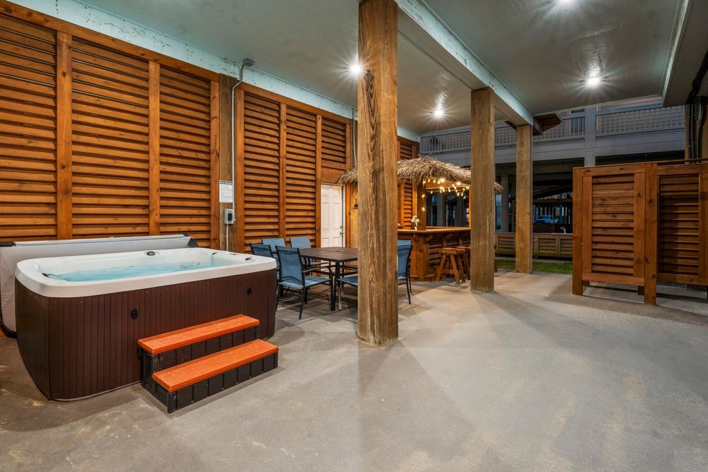 Photo of 941 S Gateway, Crystal Beach, TX 77650 (MLS # 20522245)